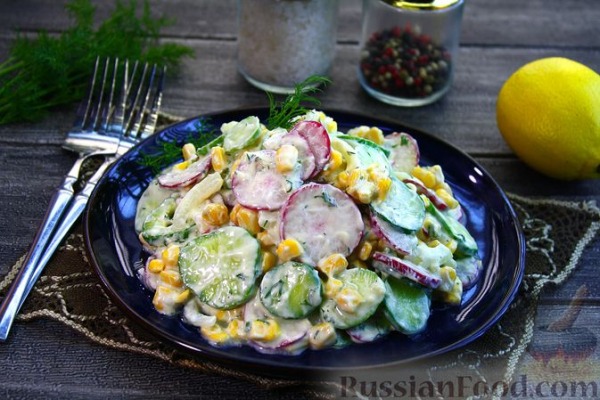 Салат из огурцов, редиса, кукурузы и лука Салат из огурцов, редиса, кукурузы и лука
