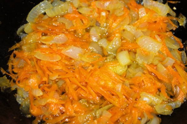 Фаршированные перцы с фаршем и рисом в кастрюле Фаршированные перцы с фаршем и рисом в кастрюле
