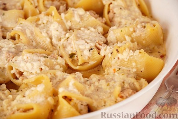 Макароны-ракушки, фаршированные курицей, под сырно-сливочным соусом Макароны-ракушки, фаршированные курицей, под сырно-сливочным соусом