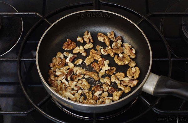 Салат с пекинской капустой, сыром и орехами Салат с пекинской капустой, сыром и орехами