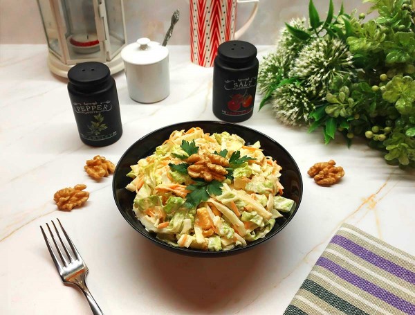 Салат с пекинской капустой, сыром и орехами Салат с пекинской капустой, сыром и орехами