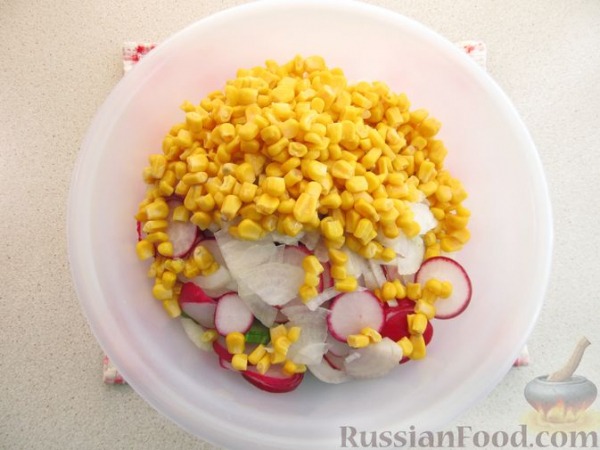 Салат из огурцов, редиса, кукурузы и лука Салат из огурцов, редиса, кукурузы и лука