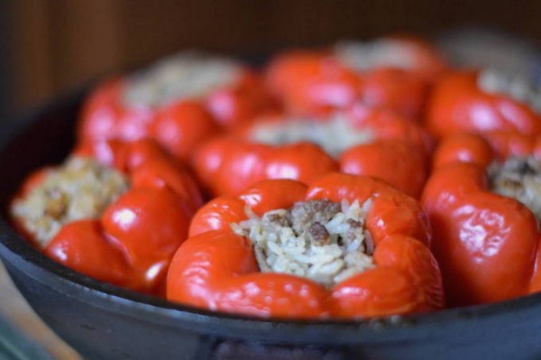 Фаршированные перцы с фаршем и рисом в кастрюле Фаршированные перцы с фаршем и рисом в кастрюле