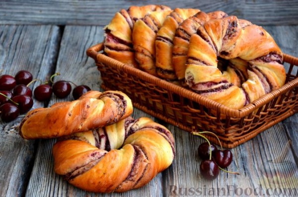 Сдобные булочки-колечки с черешней и шоколадным штрейзелем Сдобные булочки-колечки с черешней и шоколадным штрейзелем