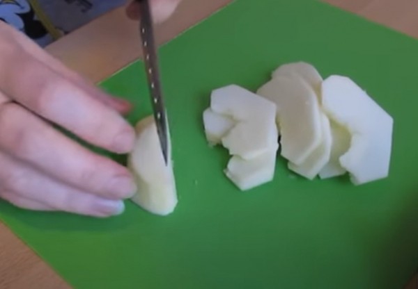 Пышная шарлотка с яблоками в духовке классическая Пышная шарлотка с яблоками в духовке классическая