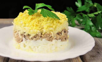 Салат Мимоза с сыром и консервами классический Салат Мимоза с сыром и консервами классический