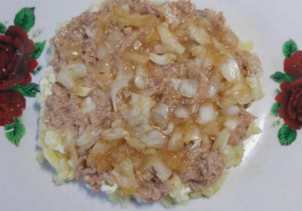 Салат Мимоза с сыром и консервами классический Салат Мимоза с сыром и консервами классический