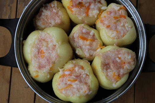 Фаршированные перцы с фаршем и рисом в кастрюле Фаршированные перцы с фаршем и рисом в кастрюле