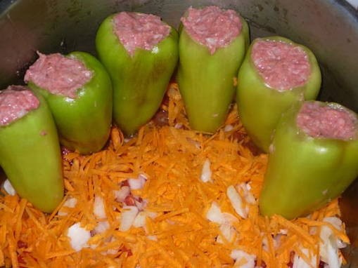 Фаршированные перцы с фаршем и рисом в кастрюле Фаршированные перцы с фаршем и рисом в кастрюле