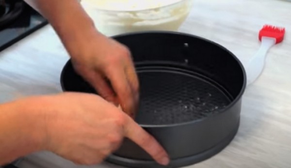 Пышная шарлотка с яблоками в духовке классическая Пышная шарлотка с яблоками в духовке классическая