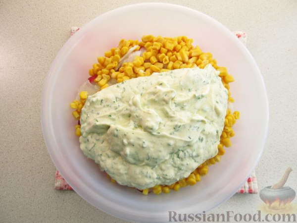 Салат из огурцов, редиса, кукурузы и лука Салат из огурцов, редиса, кукурузы и лука