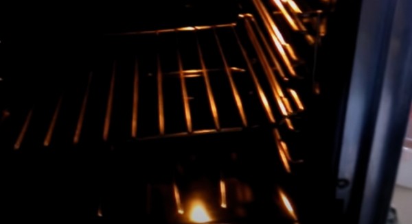 Пышная шарлотка с яблоками в духовке классическая Пышная шарлотка с яблоками в духовке классическая