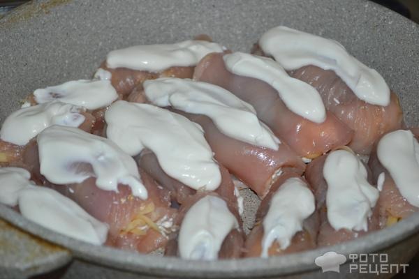 Рецепт: Рулетики из куриного филе - С сыром, творогом, пряностями и сметаной Рецепт: Рулетики из куриного филе - С сыром, творогом, пряностями и сметаной
