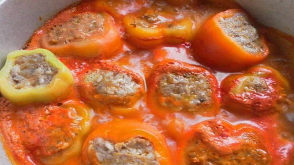 Фаршированные перцы с фаршем и рисом в кастрюле Фаршированные перцы с фаршем и рисом в кастрюле