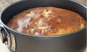 Пышная шарлотка с яблоками в духовке классическая Пышная шарлотка с яблоками в духовке классическая