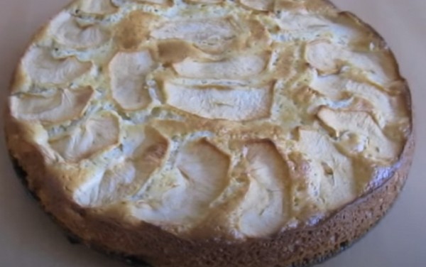 Пышная шарлотка с яблоками в духовке классическая Пышная шарлотка с яблоками в духовке классическая
