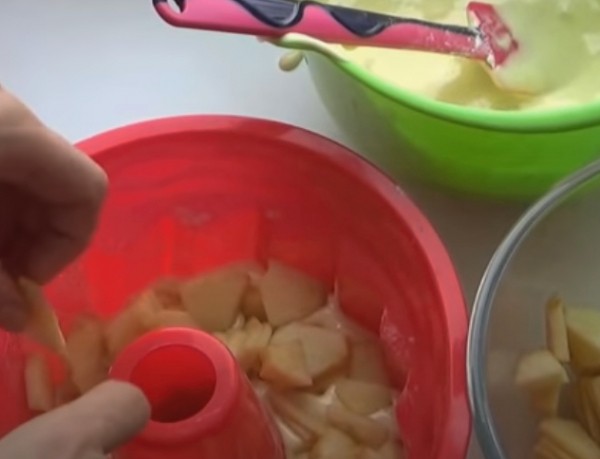 Пышная шарлотка с яблоками в духовке классическая Пышная шарлотка с яблоками в духовке классическая