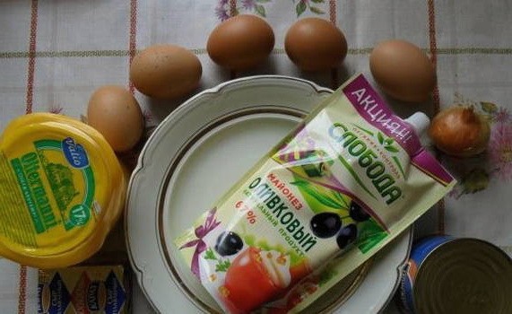 Салат Мимоза с сыром и консервами классический Салат Мимоза с сыром и консервами классический