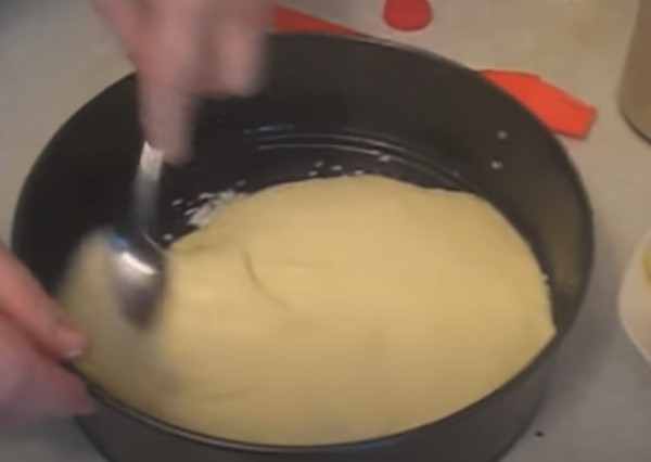 Пышная шарлотка с яблоками в духовке классическая Пышная шарлотка с яблоками в духовке классическая