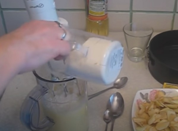 Пышная шарлотка с яблоками в духовке классическая Пышная шарлотка с яблоками в духовке классическая