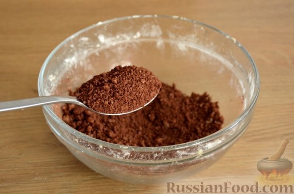 Сдобные булочки-колечки с черешней и шоколадным штрейзелем Сдобные булочки-колечки с черешней и шоколадным штрейзелем