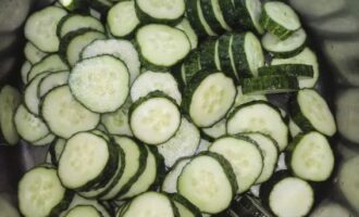 Салат из огурцов с луком и растительным маслом на зиму Салат из огурцов с луком и растительным маслом на зиму