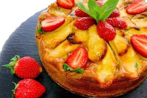 «Очень ароматно»: именно так готовят шарлотку с яблоками и клубникой опытные хозяйки