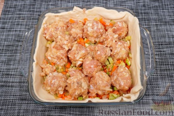 Пирог из слоёного теста, с мясными фрикадельками и кабачками Пирог из слоёного теста, с мясными фрикадельками и кабачками