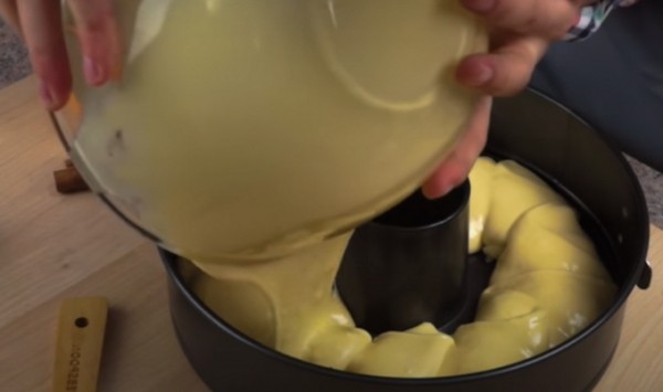 Пышная шарлотка с яблоками в духовке классическая Пышная шарлотка с яблоками в духовке классическая