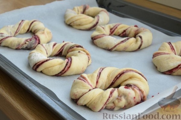 Сдобные булочки-колечки с черешней и шоколадным штрейзелем Сдобные булочки-колечки с черешней и шоколадным штрейзелем