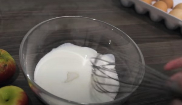 Пышная шарлотка с яблоками в духовке классическая Пышная шарлотка с яблоками в духовке классическая
