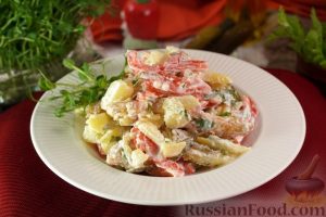 Картофельный салат с овощами и жареным куриным филе