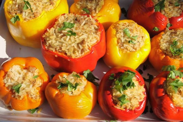 Фаршированные перцы с фаршем и рисом в кастрюле Фаршированные перцы с фаршем и рисом в кастрюле
