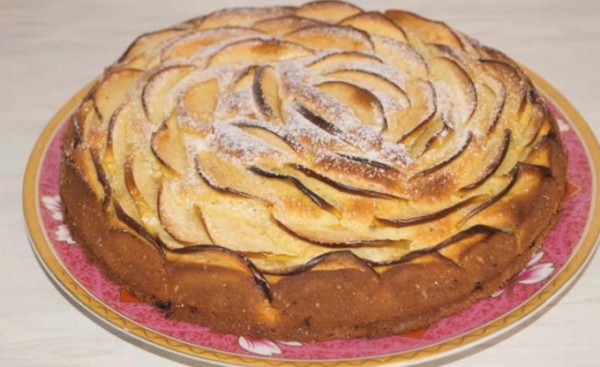 Пышная шарлотка с яблоками в духовке классическая Пышная шарлотка с яблоками в духовке классическая