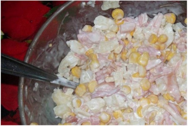 Салат с курицей и ананасами классический Салат с курицей и ананасами классический