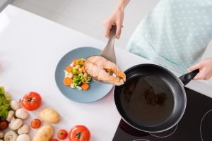 Как пожарить рыбу без запаха — этот лайфхак сохранит кухню в «свежести»