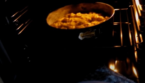 Пышная шарлотка с яблоками в духовке классическая Пышная шарлотка с яблоками в духовке классическая