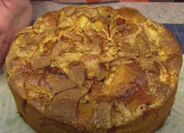 Пышная шарлотка с яблоками в духовке классическая Пышная шарлотка с яблоками в духовке классическая