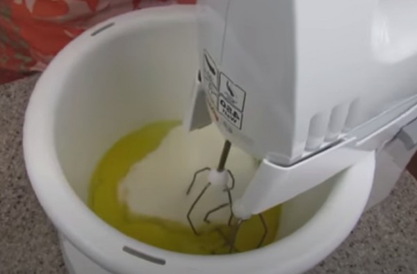 Пышная шарлотка с яблоками в духовке классическая Пышная шарлотка с яблоками в духовке классическая