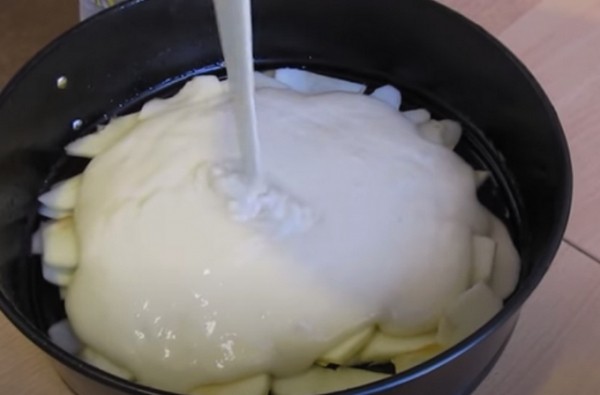 Пышная шарлотка с яблоками в духовке классическая Пышная шарлотка с яблоками в духовке классическая