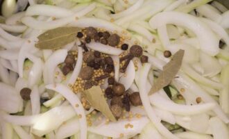 Салат из огурцов с луком и растительным маслом на зиму Салат из огурцов с луком и растительным маслом на зиму