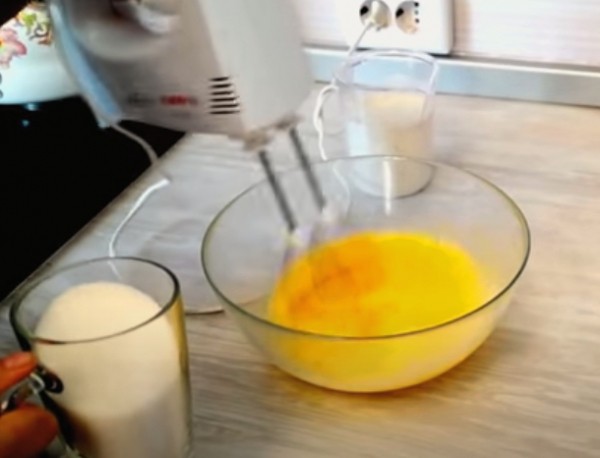 Пышная шарлотка с яблоками в духовке классическая Пышная шарлотка с яблоками в духовке классическая