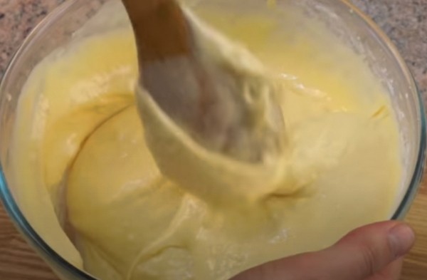 Пышная шарлотка с яблоками в духовке классическая Пышная шарлотка с яблоками в духовке классическая