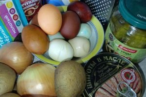 Рецепт: Салат «Слоеный с маринованными огурцами и шпротами» — С луково-морковной поджаркой