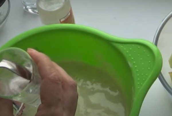 Пышная шарлотка с яблоками в духовке классическая Пышная шарлотка с яблоками в духовке классическая