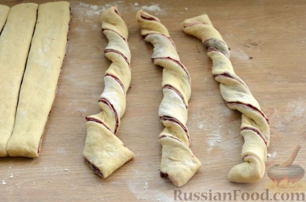 Сдобные булочки-колечки с черешней и шоколадным штрейзелем Сдобные булочки-колечки с черешней и шоколадным штрейзелем