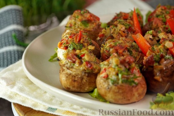 Фаршированные грибы с беконом и сладким перцем Фаршированные грибы с беконом и сладким перцем