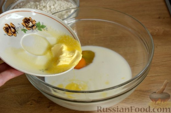 Сдобные булочки-колечки с черешней и шоколадным штрейзелем Сдобные булочки-колечки с черешней и шоколадным штрейзелем