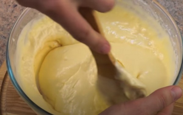 Пышная шарлотка с яблоками в духовке классическая Пышная шарлотка с яблоками в духовке классическая