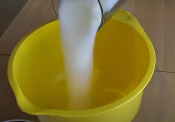 Пышная шарлотка с яблоками в духовке классическая Пышная шарлотка с яблоками в духовке классическая